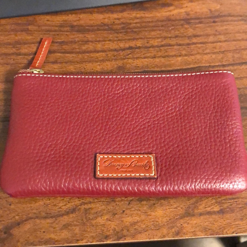 Dooney & Bourke wristlet - maroon